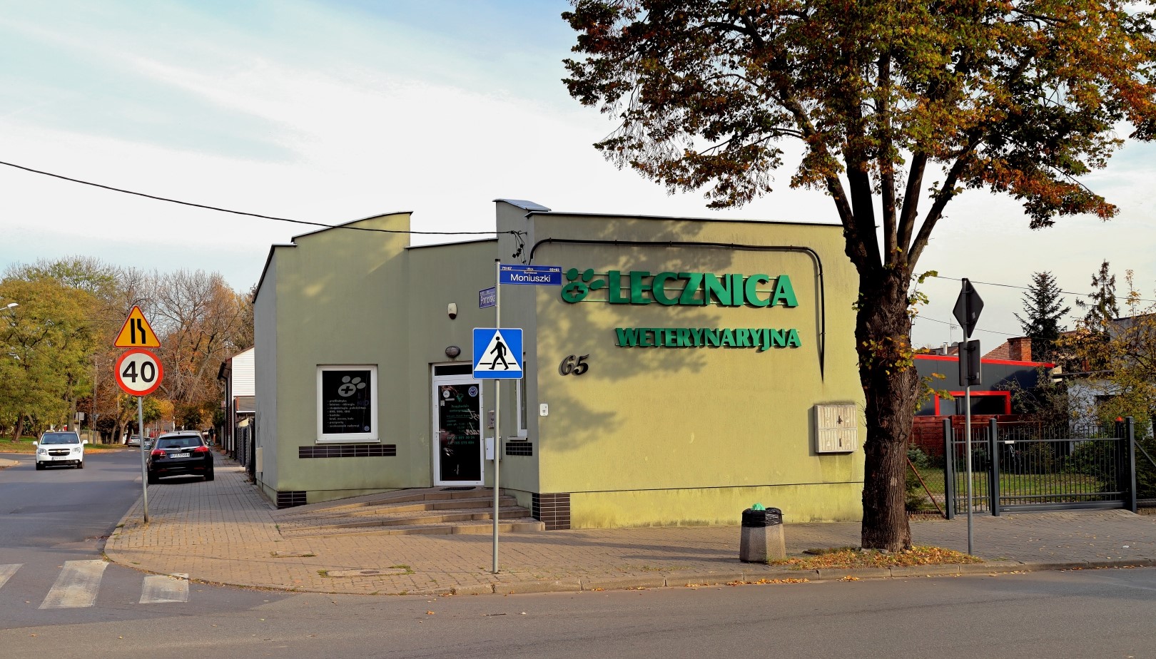 Lecznica Weterynaryjna Paweł Szymański - budynek o oliwkowej fasadzie przy ul. Moniuszki 65 w Pabianicach